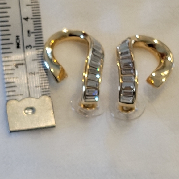 GORGEOUS S.A.L. SIGNED SWAROVSKI CRYSTAL ERRINGS IN EXCELLENT CONDITION. - Picture 4 of 7